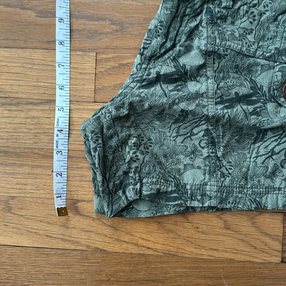 🥾Marmot green print Ginny shorts. Size 4. - Picture 9 of 10